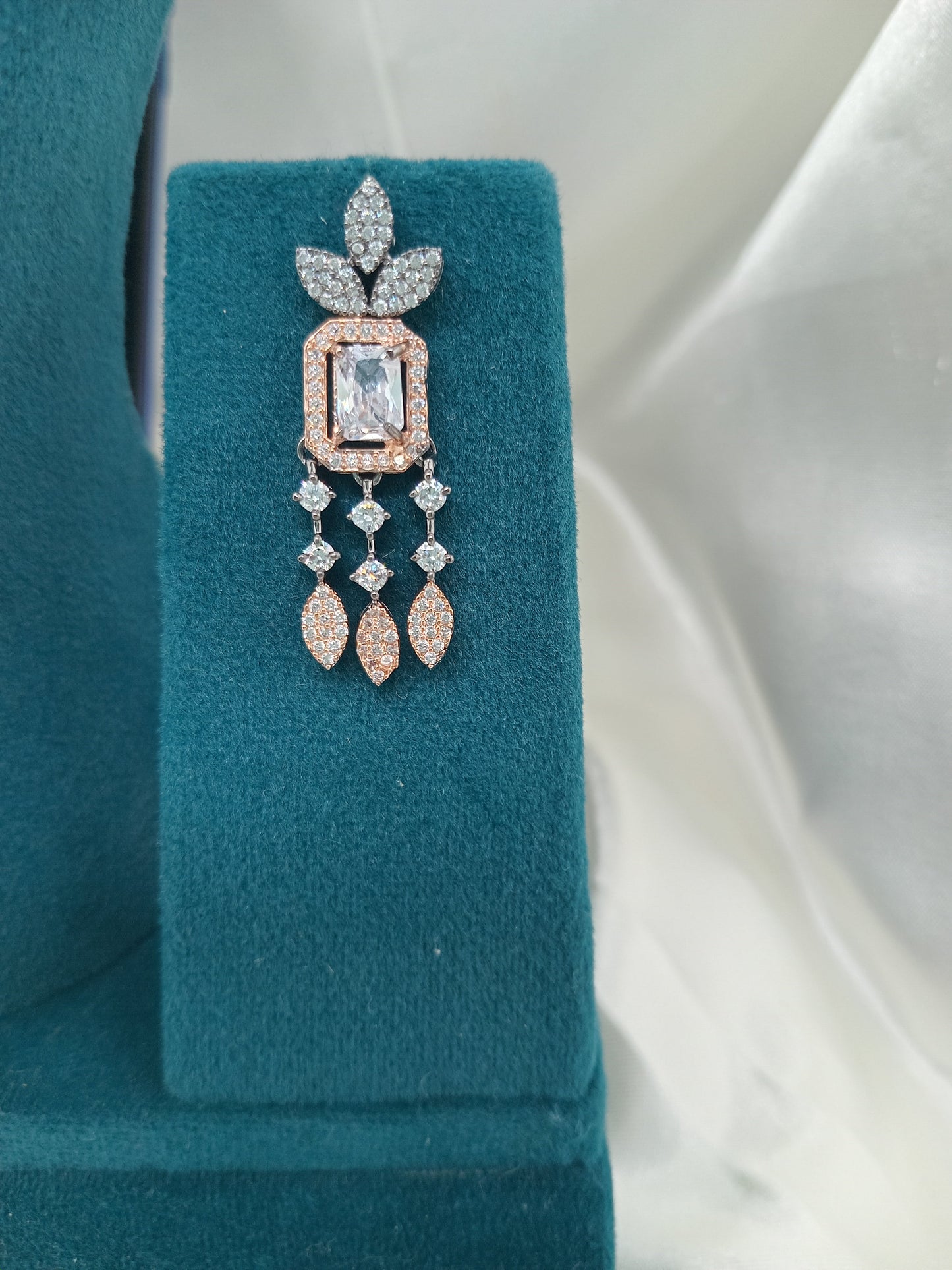 Dazzling Diamond Necklace Set For Women